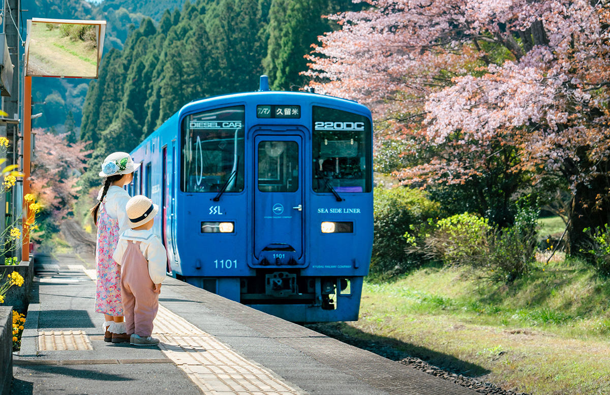 『春、電車を待つ2人』
